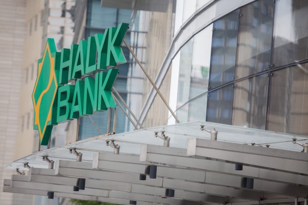 Холдинг Алмэкс продал 10% доли в Народном банке