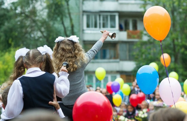 Сколько жители Казахстана тратят на школьные товары
