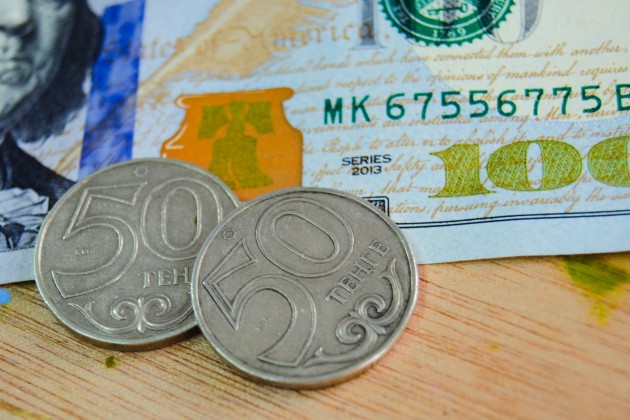 Максимальный курс в обменниках — 391,5 тенге за доллар
