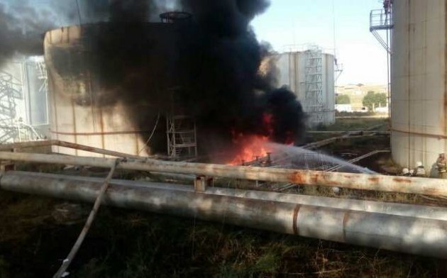 Один человек погиб при пожаре на нефтебазе в Шымкенте