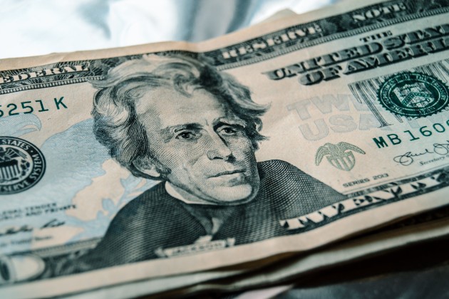 В обменниках доллар продается по 391,9 тенге